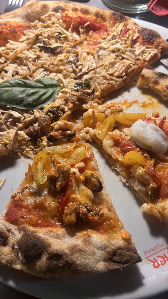 Pizza al forno a legna con pesce