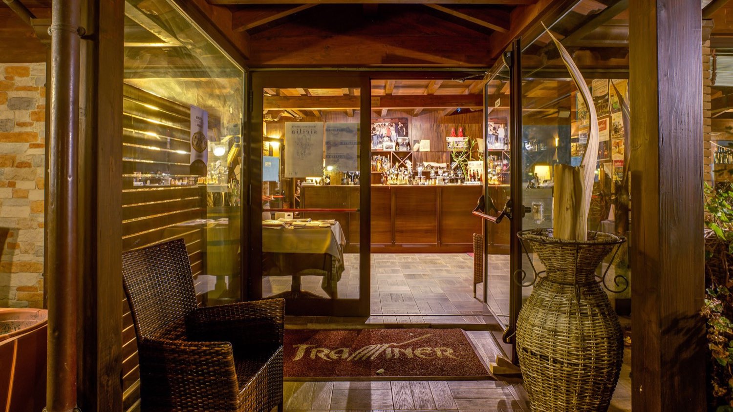 L'ingresso e la veranda in legno del Traminer